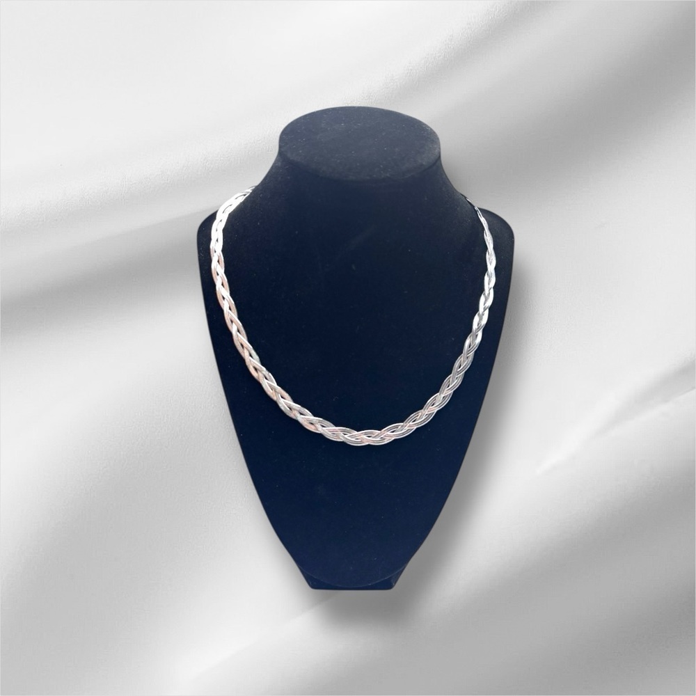 Elegant Silver Twisted Necklace